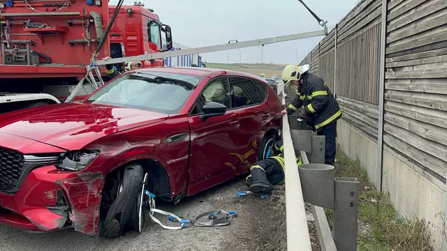 Der PKW wurde schwer beschädigt. | Foto: DOKU-NÖ