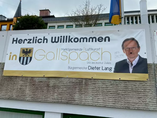 Bürgermeister Dieter Lang wurde auf dem umstrittenen Begrüßungstransparent ein Hitlerbart verpasst. | Foto: Dieter Lang