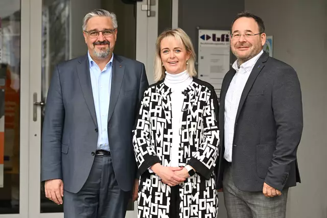 AK-Präsident Andreas Stangl, Kerstin Winroither vom BFI und Dieter Schubert von der ALU-Stiftung. | Foto: AK Oberösterreich/Wolfgang Spitzbart