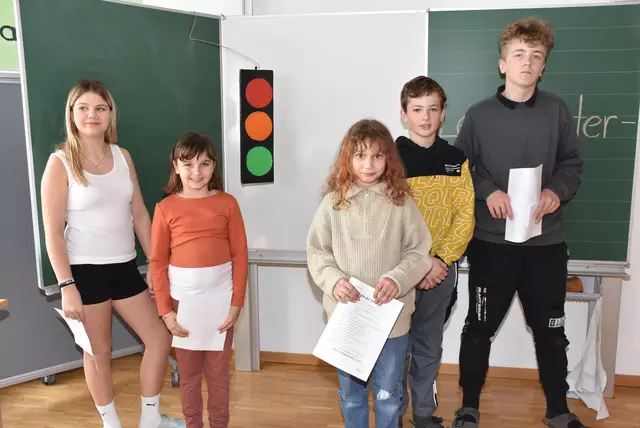 Die Rotary Lese-Initiative bringt zehn Volksschulen im Bezirk Perg 5.000 Euro. Rotary Präsident Georg Lehner. Hier der Lese-Vormittag in der 3A der VS Pabneukirchen. Lesepaten  Schüler der 3A MS Pabneukirchen.  | Foto: Rober Zinterhof