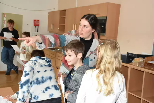 Die Rotary Lese-Initiative bringt zehn Volksschulen im Bezirk Perg 5.000 Euro. Rotary Präsident Georg Lehner. Hier der Lese-Vormittag in der 3A der VS Pabneukirchen. Lesepaten Schüler der 3A MS Pabneukirchen.   | Foto: Rober Zinterhof