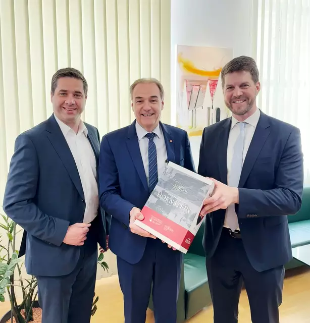 Bei einem gemeinsamen Termin mit Soziallandesrat Leonhard Schneemann präsentierten Bürgermeister Christoph Wolf und Vizebürgermeister Rainer Schmitl die Hornsteiner Vorstellungen über eine Pflegeeinrichtung in Hornstein.  | Foto: Hornstein