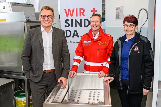 Vizebürgermeister Klaus Schinninger, Bezirksrettungskommandant Andreas Heinz und die Leiterin der Feldküche, Pauline Winkler mit dem neuen Warmhaltegerät. | Foto: Stadt Wels
