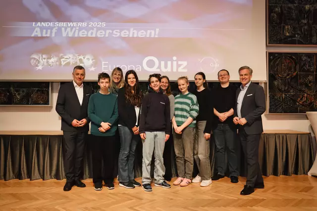 Das Team des BG/BRG Steyr präsentiert sich Stolz mit Bildungsdirektor Alfred Klampfer. | Foto: Europaquiz/Reischl