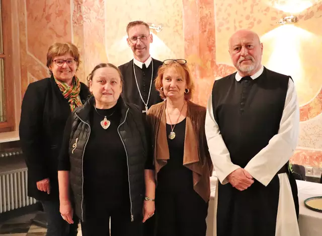 Eröffneten die Ausstellungssaison im Stift Rein: Martina Auer vom Gemeindevorstand Gratwein-Straßengel, Stiftshistorikerin Dr. Elisabeth Brenner, Abt Philipp Helm, Christine Podlipnig vom Verein Blühen und Summen und Prior Martin Höfler.  | Foto: Edith Ertl