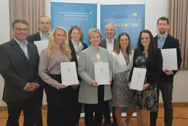V.l: Alexander Youssef, MSc, Christian Kober (PBZ Korneuburg), Bettina Mühlbach (LK
Korneuburg-Stockerau), Pflegedirektorin DGKP Silvia Hickelsberger, MSc, MBA, Doris Kindler
(LK Hollabrunn), Kaufmännischer Direktor Dipl KH-BW Anton Hörth, interimistische
Schuldirektorin Manuela Wiesner, MSc, Julia Schindler (PBZ Laa/Thaya) und Stefan
Schwandegger (PBZ Gänserndorf) | Foto: Landesklinikum Korneuburg-Stockerau
