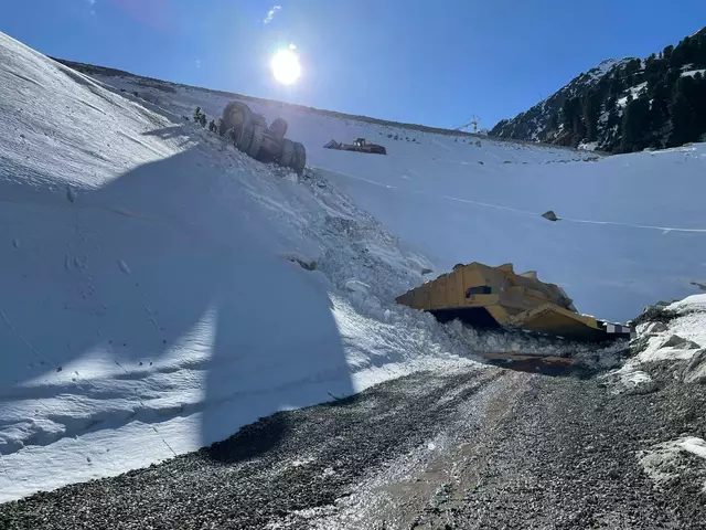 Am Donnerstag am frühen Nachmittag stürzte ein 26-Jähriger bei Schüttarbeiten am Längental-Kraftwerkstausee in Kühtai mit einem Muldenkipper etwa 150 Meter die steile Staumauer hinab. | Foto: Freiwilligen Feuerwehr Silz