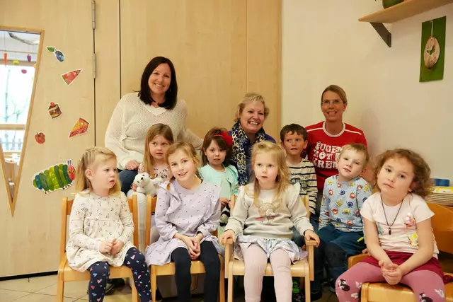 Lesepatin Uschi Maxel-Raberger (hintere Reihe, Mitte) mit Ulla Schneider, Leiterin des Kindergartens und der Kleinkindgruppen der Gemeinde Strobl (hintere Reihe, links) und Andrea Neuhofer, operativer Leiterin des Salzburger Jugendrotkreuzes (hintere Reihe, rechts) sowie Kindern des Kindergartens und der Kleinkindgruppen. | Foto: Rotes Kreuz Salzburg