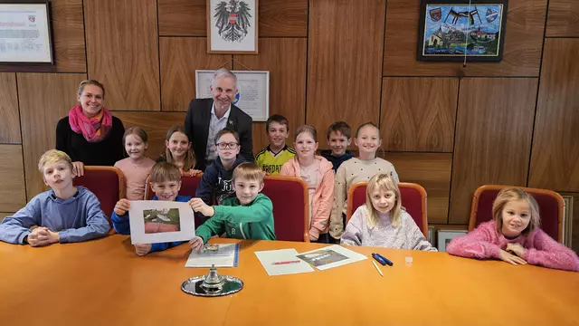 Die Schülerinnen und Schüler der dritten Klasse Volksschule mit Bürgermeister Michael Strasser (SPÖ) und den Klassenlehrerinnen Bernadette Hager und Sarah Wick. | Foto: Gemeinde Weinburg
