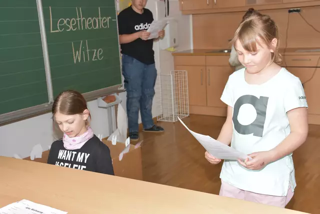 Die Rotary Lese-Initiative bringt zehn Volksschulen im Bezirk Perg 5.000 Euro. Rotary Präsident Georg Lehner. Hier der Lese-Vormittag in der 3A der VS Pabneukirchen. Lesepaten Schüler der 3A MS Pabneukirchen.   | Foto: Rober Zinterhof