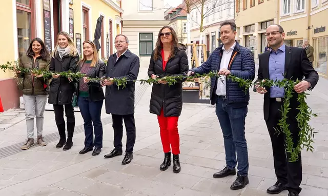 Gemeinsame offizielle Eröffnung mit Alexandra Steiner (Grüne, l.), Katharina Kainz (Neos, 2.v.l.), Bezirkschef Nikolaus Ebert (ÖVP, 4.v.l.), Stadträtin Ulli Sima (SPÖ, 3.v.r.), Markus Grießler (Spartenobmann Tourismus, Wirtschaftskammer Wien, 2.v.r.) und Bezirksvorsteher-Stellvertreter Marcel Höckner (SPÖ, r.). | Foto: Valentina Marilenic/MeinBezirk