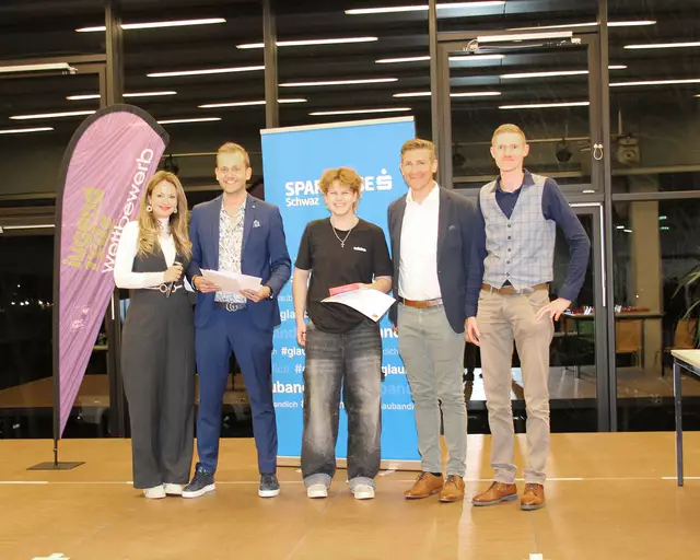 Denise Neher (Moderatorin), Thomas Lintner (Organisator), Tina Rieser (Siegerin Kategorie „Sprachrohr“), Alexander Lener (Sparkasse Schwaz), Stefan Ziepl (Juror) | Foto: Land Tirol