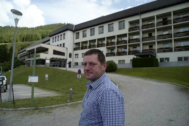 Bürgermeister Engelbert Rinnhofer tödlich verunglückt - Engelbert Rinnhofer vor der Kuranstalt. | Foto: Santrucek