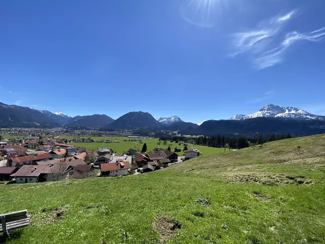 Der Wanderweg oberhalb von Wängle bietet schöne Ausblicke auf den Talkessel und ist sehr sonnig gelegen. | Foto: Reichel