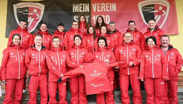 Die Sektion Ski im neuen gemeinsamen Outfit. | Foto: Josef Reingruber