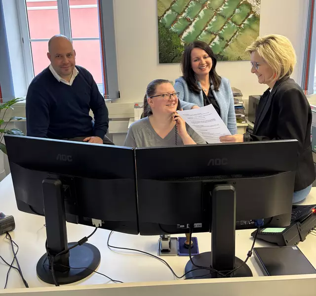 Stadtamtsdirektor Bernhard Mlynek mit Bürgermeisterin Ines Schiller, Manuela Laimer (Leitung Bürgerservice) und Angelika Putz (Mitarbeiterin Bürgerservice).
 | Foto: Stadtgemeinde Bad Ischl