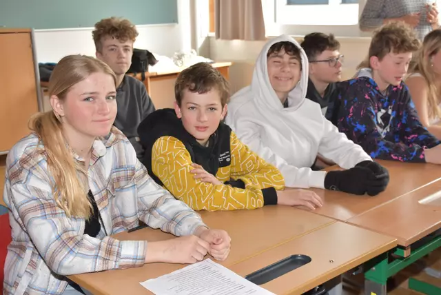 Die Rotary Lese-Initiative bringt zehn Volksschulen im Bezirk Perg 5.000 Euro. Rotary Präsident Georg Lehner. Hier der Lese-Vormittag in der 3A der VS Pabneukirchen. Lesepaten Schüler der 3A MS Pabneukirchen.   | Foto: Rober Zinterhof