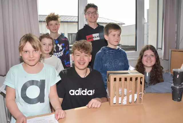 Die Rotary Lese-Initiative bringt zehn Volksschulen im Bezirk Perg 5.000 Euro. Rotary Präsident Georg Lehner. Hier der Lese-Vormittag in der 3A der VS Pabneukirchen. Lesepatenten Schüler der 3A MS Pabneukirchen.   | Foto: Rober Zinterhof