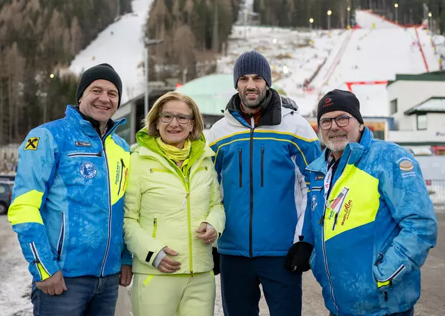 Bürgermeister Hermann Doppelreiter, Landeshauptfrau Johanna Mikl-Leitner, LH-Stellvertreter Udo Landbauer und OK-Chef Franz Steiner stehen für die Austragung eines Damen Skiweltcup am Semmering 2025 bereit. | Foto: NLK Pfeffer