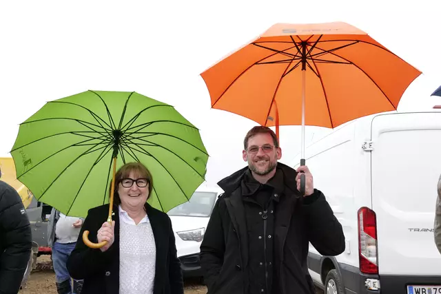 Farbenprächtig: Bürgermeisterin Klaudia Osztovics und Pater Bernhard Lang mit ihren Schirmen. | Foto: Thomas Santrucek