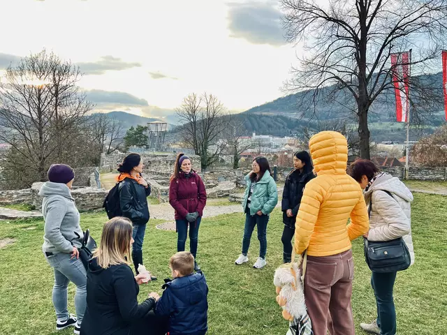 Simona (Bildmitte) schwärmt von ihrem Lieblingsort, der Massenburgruine. 