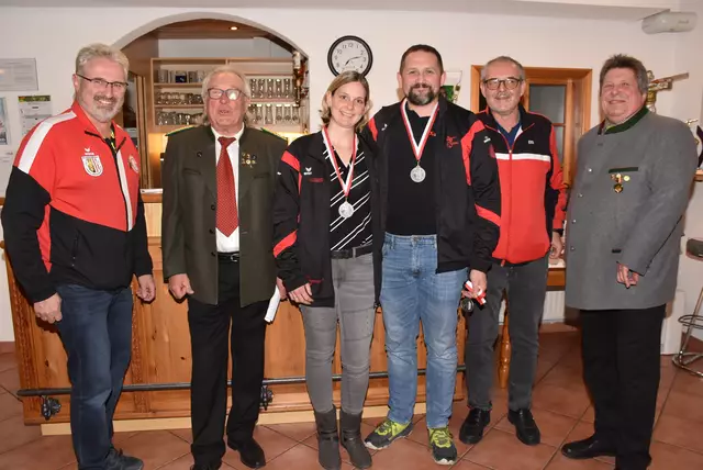 Stehend aufgelegt, Bronze an SV Perg.  | Foto: Robert Zinterhof