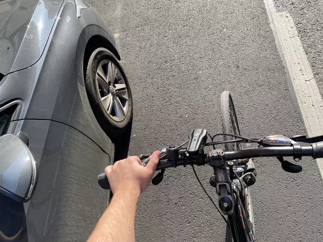 Der Straßenverkehr lässt die Emotionen oft hochkochen. Auf politischer Ebene senden Claudia Holzer und Judith Schwentner positive Signale.  | Foto: MeinBezirk