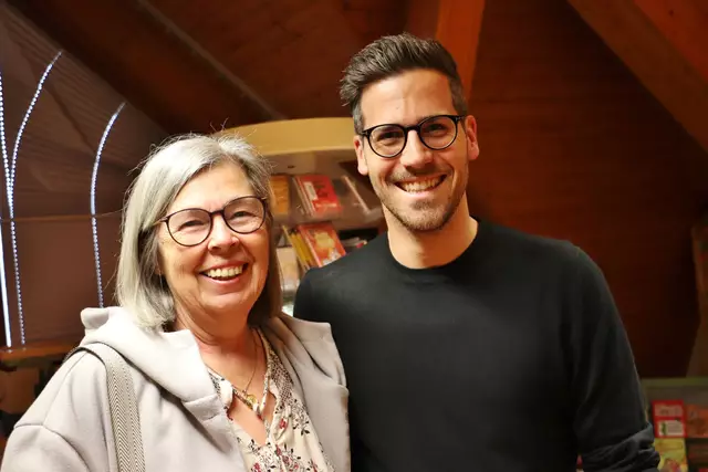 Elisabeth Rußheim ist ehrenamtliche Lesefee in der VS Werndorf. Bgm. Alexander Ernst kam durch die Bibliothek Werndorf auf den Geschmack von Krimiliteratur. "ich habe inzwischen u.a. schon alle Bücher von Bernhard Aichner gelesen", sagte der Ortschef. Selbstredend kann man sich die Thriller des Bestseller-Autors in der Bibliothek Werndorf ausborgen. | Foto: Edith Ertl