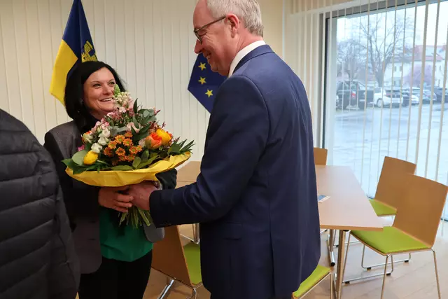 Martina Karnthaler durfte sich über einen Blumengruß von Stephan Pernkopf freuen. | Foto: Kathrin Schauer