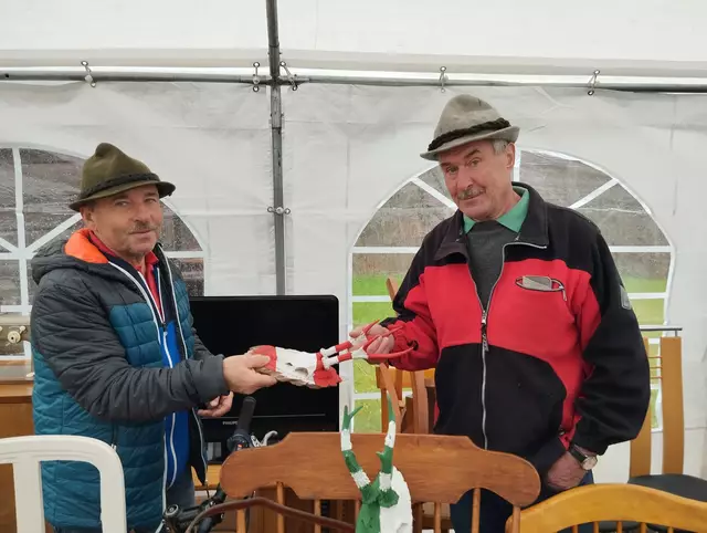 Holli Hansl und Baumi Hansl haben fleißig gesammelt und freuen sich über die vielen Flohmarktbesucher | Foto: Veronika Frank