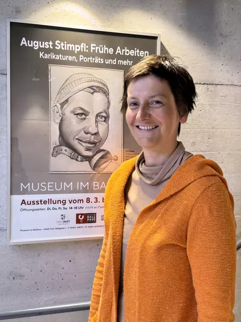Mag.a Sabine Schuchter, Leiterin des Museums, betont den spannenden Einblick in Stimpfls frühe Entwicklungsphase, die in der Schau deutlich wird.