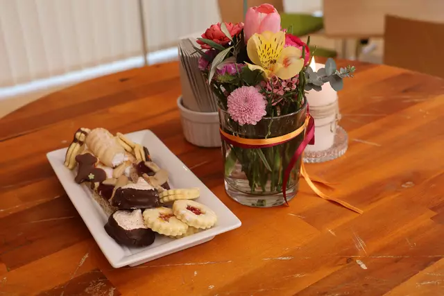 Oster-Gebäck und ein Blumengruß läuten den Frühling ein. | Foto: Kathrin Schauer