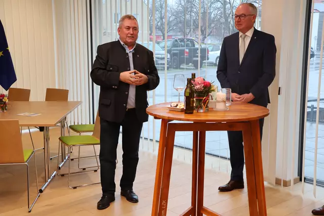 Bernhard Karnthaler hatte bei seiner Dankesrede in Stephan Pernkopf einen andächtigen Zuhörer. | Foto: Kathrin Schauer