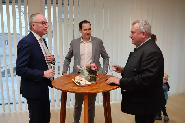 LH-Stellvertreter Stephan Pernkopf, Manuel Zusag (Bürgermeister von Lichtenwörth) und Bernhard Karnthaler im Gespräch. | Foto: Kathrin Schauer