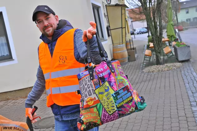 diese Tasche, voll mit Kleidung,wurde einfach in der Wiese entsorgt  