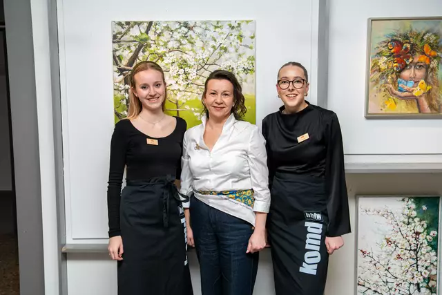 Maryana Demchuk freut sich mit den Organisatorinnen über die gelungene Vernissage.    Foto: Moritz Trauner