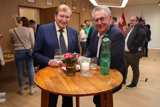 Manfred Grimm und Martin Preineder stoßen gemeinsam auf den Wahlerfolg an. | Foto: Kathrin Schauer