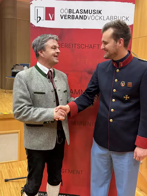 Walter Baldinger mit seinem Nachfolger als Bezirkskapellmeister Michael Lettner