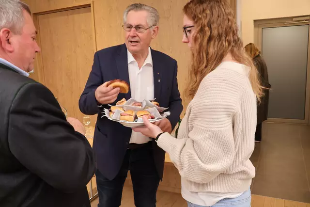 Versorgt wurden die Gäste mit Leberkäs-Semmeln aus dem eigenen Betrieb. | Foto: Kathrin Schauer