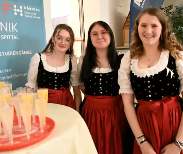 Sorgten für den Begrüßungstrank: Ina Lagner, Nathalie Reichmann und Enya Pucher