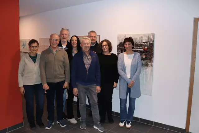 Daniela und Hermann Mussak (Vize-Präsident des Vereins AKT und Sektionspräsident für regionale Kunst), AKT-Präsident Peppi Spiss, Kulturreferentin Tanja Senn, Helmut Jörg (Kassaprüfer), Bgm. Helmut Mall, Lisa Krabichler ( im Verein zuständig für internationale Kunst) und Ingrid Raggl, (v.l.). | Foto: Elisabeth Zangerl