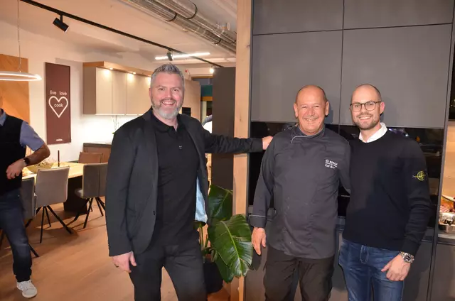 Vor der Eröffnungsfeier lud das PK-Wohnen Studio seine Kunden, die bereits einen Bosch Dampfgarer erworben hatten, zu einer exklusiven Live-Kochshow ein. Die Veranstaltung drehte sich rund um die vielseitigen Einsatzmöglichkeiten des Dampfgarers und bot den Gästen ein genussvolles Erlebnis. | Foto: Maria Astner-Meißnitzer