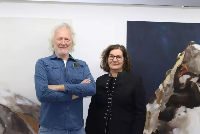 Peppi Spiss und Lisa Krabichler im Rahmen des Openings ihrer Galerie ART-Box im Dezember 2024. | Foto: Elisabeth Zangerl