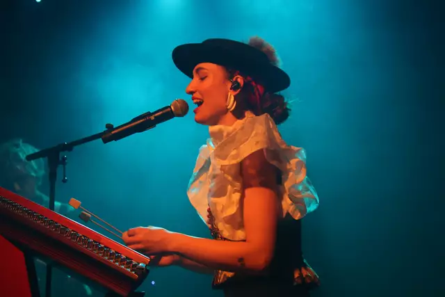 Neues Album und neues Outfit: Anna Buchegger im Jazzit.