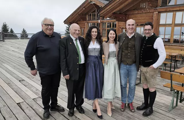 Foto: Sofia Pellegrini: GF Hansi Bandl, der Südtiroler Landeshauptmann a.D. Dr. Luis Durnwalder, Miss Südtirol 2015 Valentina Campanella, Trachtenmodeexpertin Andrea Maria Tratter und "Winehunter" Dr. Helmuth Köcher mit Produzent und Moderator Andreas Seeburger