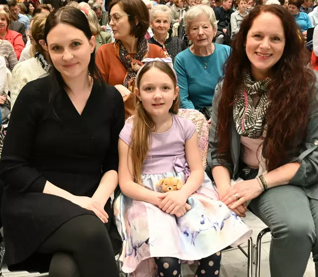 Anna und Livia Leitner mit Katharina Renner-Martin