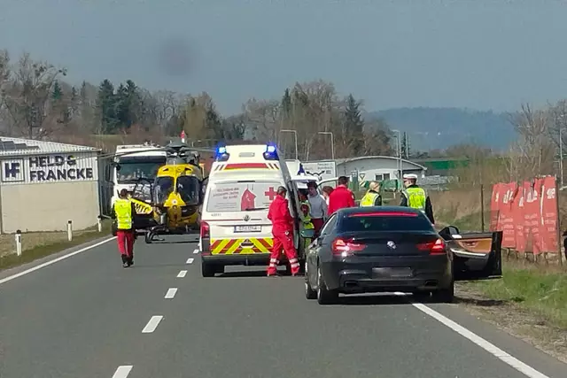 Ein 59-jähriger Mann aus dem Bezirk Eferding stürzte mit seinem Moped am 28. März 2025 in Hinzenbach und musste reanimiert werden. | Foto: TEAM FOTOKERSCHI / Thomas Fischer