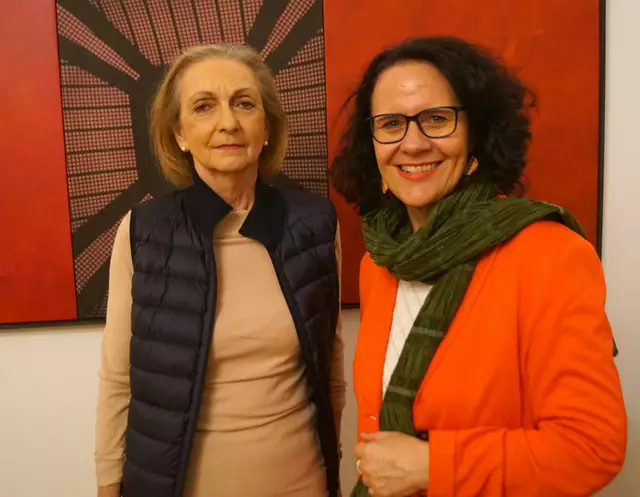 Margit Zuckriegl mit Landesrätin Daniela Gutschi.