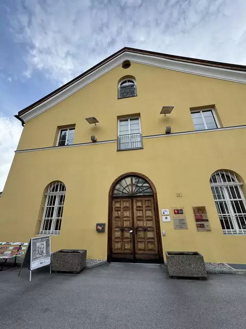 Das Museum im Ballhaus am Imster Stadtplatz zeigt noch bis 3. Mai Kariakturen, Porträts und mehr aus einer frühen Schaffensperiode von August Stimpfl.