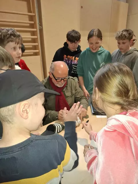 Schauspieler und Autor August Schmölzer begeisterte in der Mittelschule Mooskirchen. | Foto: Meeraus